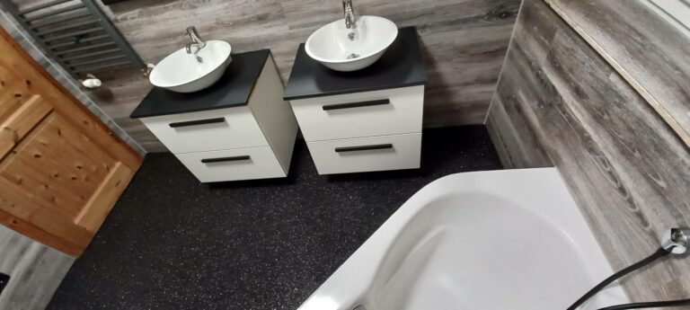Fugenloser Boden im Badezimmer mit Steinteppich aus Marmorkies